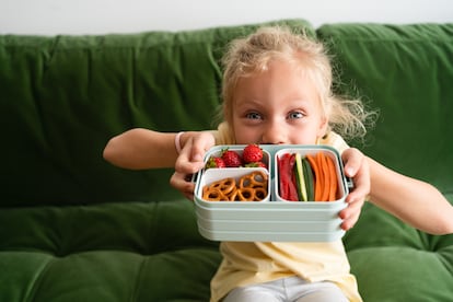 Una dieta equilibrada para los niños incluye frutas, verduras, frutos secos, cereales y lácteos.