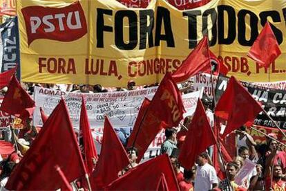 Trabajadores y estudiantes brasileños, en una manifestación contra el Gobierno de Lula ayer en Brasila.