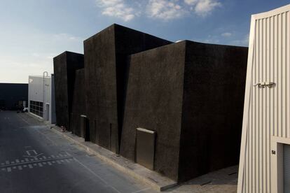 Fachada trasera del Edificio Concrete de OMA en Dubái.