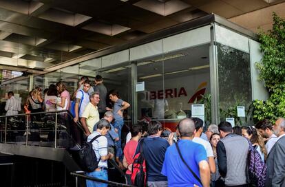 Visitantes hacen fila en espera de información en la oficina de Iberia en Buenos Aires. El Gobierno argentino ordenó el aislamiento obligatorio durante 14 días de las personas que llegan de los países más afectados por el coronavirus.