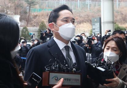 Lee Jae-yong atiende a los medios a su llegada este lunes al tribunal de Seúl.