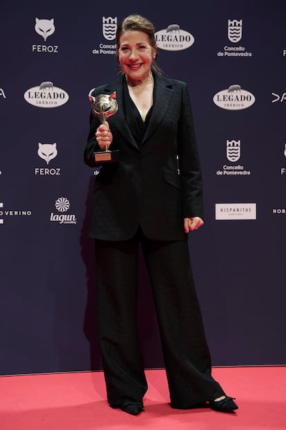 Emma Vilarasau subió a recoger, también con traje negro, el premio a mejor actriz en una película por ‘Casa en llamas’. “Gracias por darle el papel protagonista a una mujer de más de 60 años”, le dijo al director Dani de la Orden en su discurso de agradecimiento.