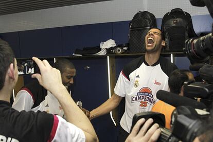 El jugador del Real Madrid Salah Mejri celebra la victoria en el vestuario tras vencer al FC Barcelona en la final de la Copa del Rey.