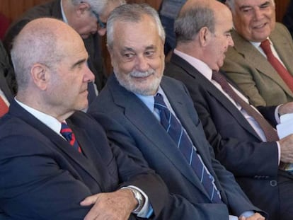 Los expresidentes Manuel Chaves y José Antonio Griñán, durante el juicio en la Audiencia de Sevilla, en noviembre de 2019.