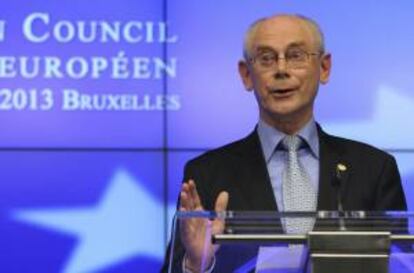 El presidente del Consejo Europeo, Herman Van Rompuy, comparece en una rueda de prensa durante la cumbre de jefes de Estado y de Gobierno de la Unión Europea (UE) celebrada en Bruselas, Bélgica, hoy, miércoles 22 de mayo de 2013.