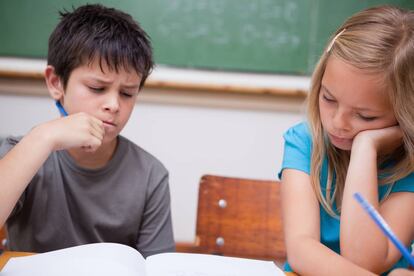 Un niño se enfrenta a sus disficultades de lectura.