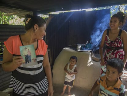 Edis Hernández, en la localidad hondureña de El Negrito, Yoro, sujeta una fotografía de su marido Manuel, quien se unió a la caravana de migrantes en dirección a EEUU.