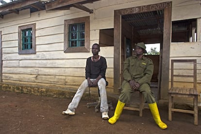 El organismo gubernamental encargado de gestionar las zonas protegidas de Congo es el Instituto Nacional Congoleño de Conservación (ICCN). Los guardas suelen disponer de pocos medios para combatir las actividades ilegales, especialmente en Itombwe, donde la seguridad se ve amenazada por las numerosas milicias de la zona.