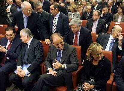 Francisco Camps, entre el presidente de la Feria, Alberto Catalá, y la consejera Belén Juste.