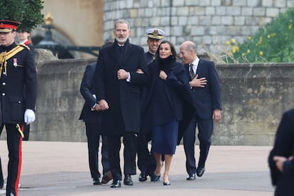 El rey Felipe VI y la reina Letizia a su llegada al funeral organizado por la familia real británica en Windsor en recuerdo del último rey de los griegos.