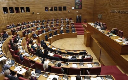 El hemiciclo de las Cortes en el momento de votar el proyecto sobre la Acad&egrave;mia, con los esca&ntilde;os del Consell vac&iacute;os.