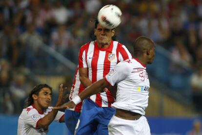 Radamel Falcao marca remata un balón en el partido contra el Sporting en el Calderón.
