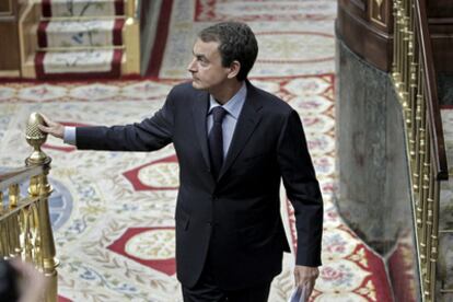 El presidente del Gobierno, José Luis Rodríguez Zapatero, sube al estrado en el Congreso en la sesión de control.