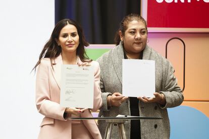 Firma del convenio entre Iberdrola México y Ayuda en Acción para el apoyo a mujeres migrantes.