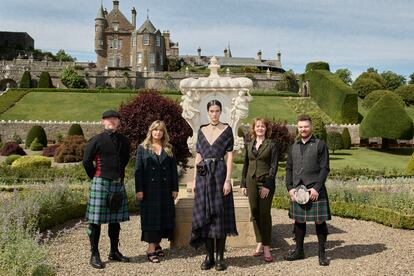 La directora ejecutiva de Harris Tweed, Margaret Macleod (segunda por la derecha), y parte de su equipo flanquean a la modelo que luce uno de los vestidos de la colección Crucero 2025 de Dior.