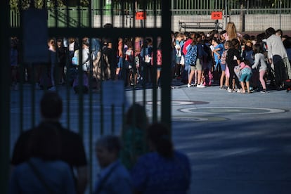 Ni?os en el patio el primer da de colegio, a 9 de septiembre de 2024, en Madrid (Espa?a).