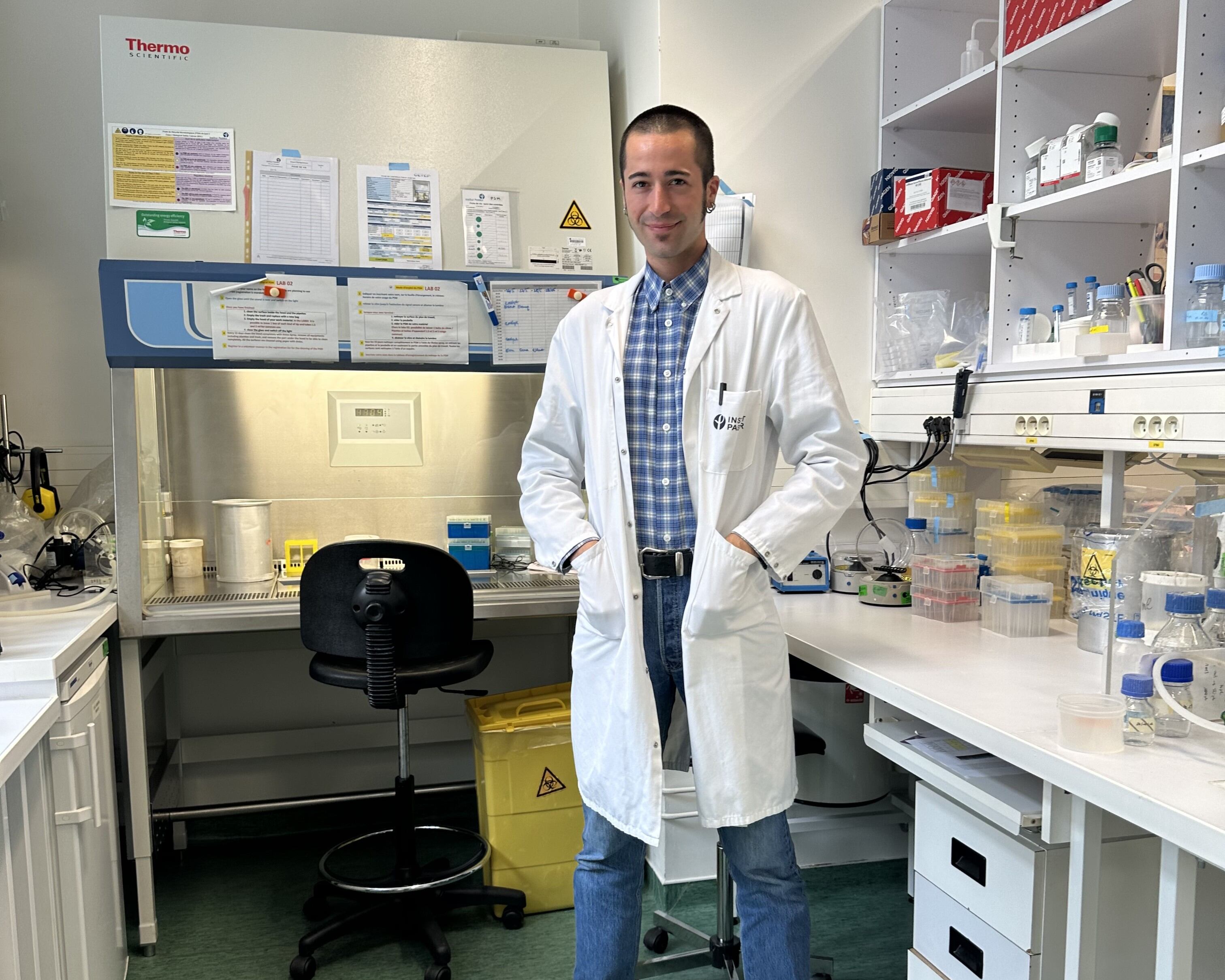 El microbiólogo español Guillem Mas Fiol, en el Instituto Pasteur, en París.