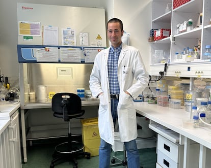 El microbiólogo español Guillem Mas Fiol, en el Instituto Pasteur, en París.