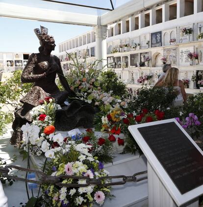 El mausoleo de Rocío Jurado, ubicado el cementerio de San José (Cádiz), es tan barroco como lo fue en vida la propia cantante.