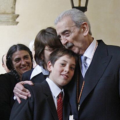 Juan Gelman con sus nietos Iván y Macarena (a la izquierda), durante la entrega del Cervantes, en 2008.