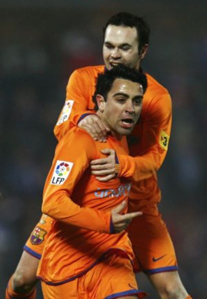 Xavi Hernández celebra um gol com Iniesta ante o Getafe em 2007