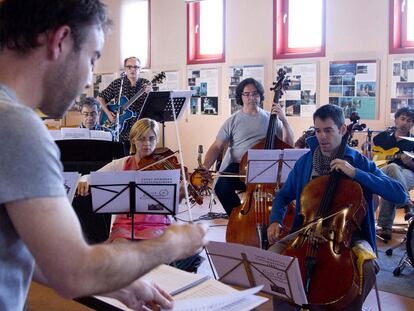 Siniestro Total ensaya junto a los músicos de Taller Atlántico Contemporáneo en la Illa de San Simón.