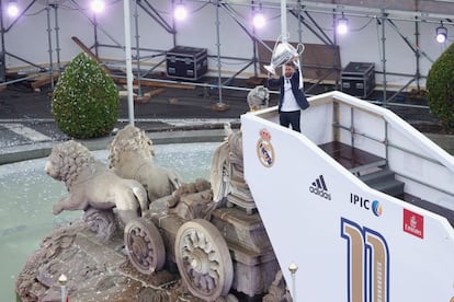 El capitán del Real Mdrid, Sergio Ramos, sostiene la copa en la fuente de la Cibeles