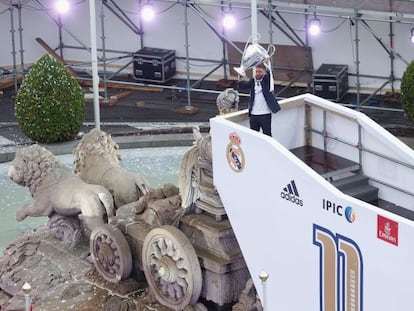 El capitán del Real Mdrid, Sergio Ramos, sostiene la copa en la fuente de la Cibeles
