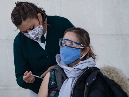 Una mujer recibe la vacuna contra la covid-19, en Ciudad de México.