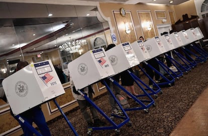 Votantes emiten su voto en las mesas del East Midwood Jewish Center, en el distrito de Brooklyn (Nueva York).