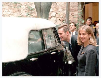 La infanta Cristina acompañada de su esposo, Iñaki Urdangarin, contemplan un Rolls-Royce expuesto en el Museo Teatro del pintor Dalí en Figueras, en noviembre de 1997.