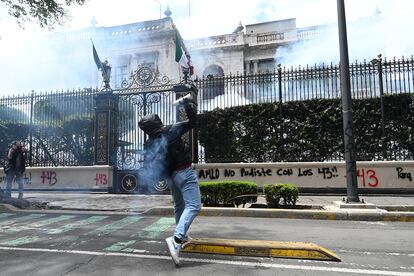 Un manifestante lanza un explosivo a la sede de la Secretaría de Gobernación (Segob) en la Ciudad de México. El 23 de septiembre 2024.