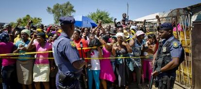 Los vecinos de Diepsloot se agolpan alrededor del lugar donde se encontraron los cadáveres de las niñas.