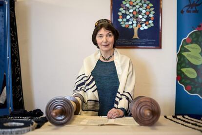 La única mujer rabina de Hungría, Katalin Kelemen, lee la Torá en una sinagoga de Budapest.