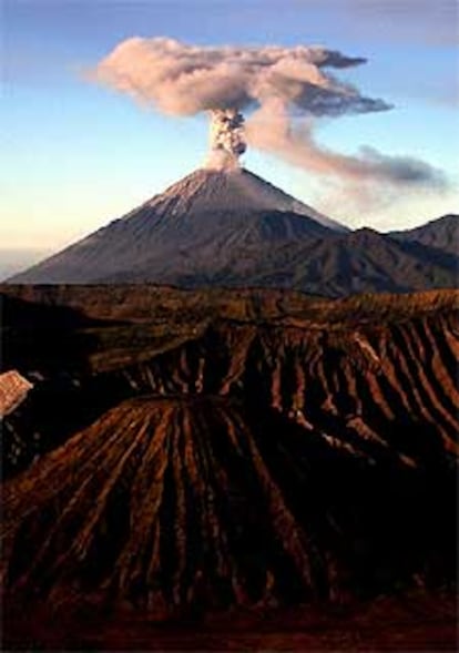 129 de los más de 500 volcanes de Indonesia continúan activos.