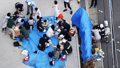 Equipes de socorro atendem os feridos depois do esfaqueamento em massa no Japão.