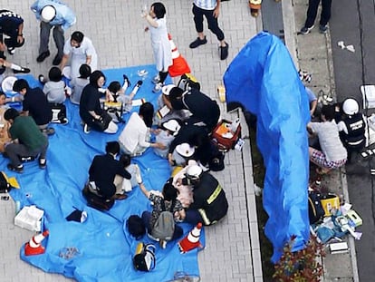 Equipes de socorro atendem os feridos depois do esfaqueamento em massa no Japão.