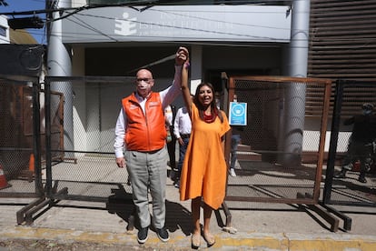 El presidente de Movimiento Ciudadano Dante Delgado y Alejandra García Morlán durante su registro como candidata al gobierno de Oaxaca, en marzo de 2022.