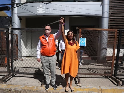 El presidente de Movimiento Ciudadano Dante Delgado y Alejandra García Morlán durante su registro como candidata al gobierno de Oaxaca, en marzo de 2022.