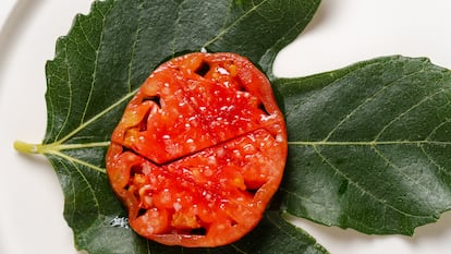 Tomate rosa, hoja de higuera y atún rojo, un plato del Mesón Sabor Andaluz.