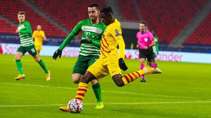 El jugador del FC Barcelona Ousmane Dembélé en una acción del partido contra el Ferencváros.