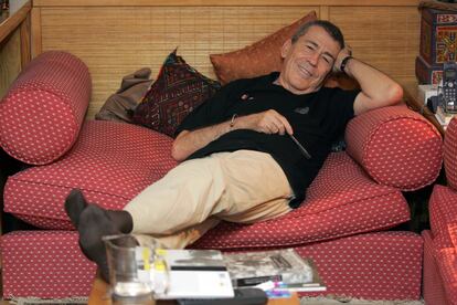 El escritor y periodista, fotografiado en su casa de Madrid en 2006.