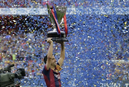 Xavi con la copa de campeones de liga