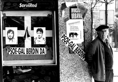 Una 'ikurriña' con las fotos de los miembros de ETA Josean Lasa y José Ignacio Zabala, con crespón negro y con un letrero en el que se lee: "PSOE-GAL berdin da (es lo mismo)", en una calle de Tolosa (Guipúzcoa).