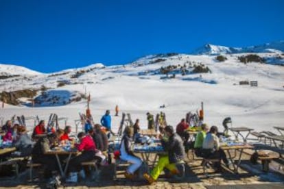 Terraza con vistas a las pistas de Baqueira Beret, Pirineo catalán.