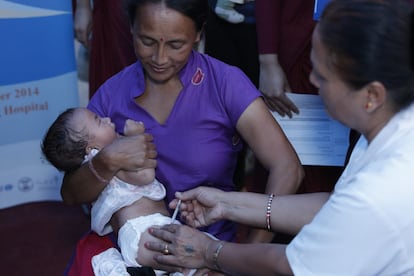 Nepal ha introducido recientemente la vacuna inyectable con el virus muerto o desactivado (en vez de la oral) como ya hacen los países donde la enfermedad se considera erradicada. La fotografía se hizo en Katmandú, capital del país, en septiembre de 2014.