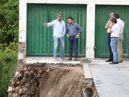 El presidente de la Generalitat, Pere Aragonès (segundo desde la izquierda), durante su visita a Tarragona, el pasado sábado, para evaluar los daños causados por las lluvias de los últimos días.