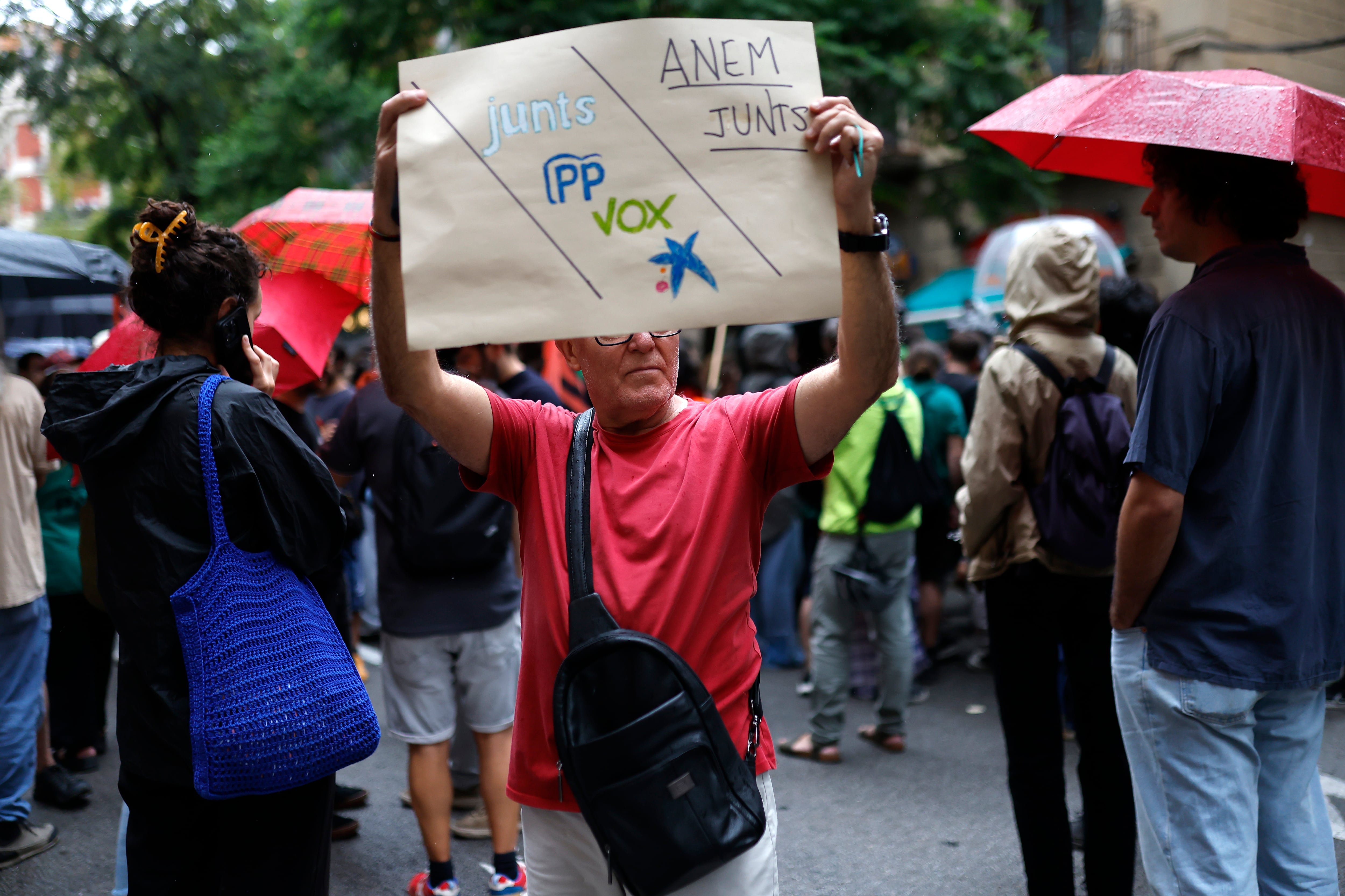 Protesta frente a la sede de Junts en Barcelona, este viernes. 