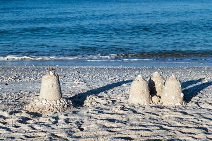 Castillos de arena a la orilla del mar, en Florida, Estados Unidos.