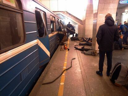 Las víctimas del atentado en el metro de San Petersburgo (Rusia) son atendidas en la estación de Tejnologícheski Instititut, donde el vagón llegó con las puertas reventadas, el 3 de abril de 2017.